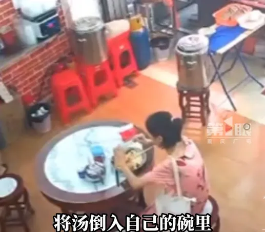 女顾客刚坐下店里瞬间坐满:背后原因引热议