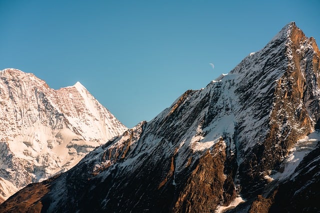 丹心如炬 勇攀高峰:致敬中国登山英雄的壮丽征程