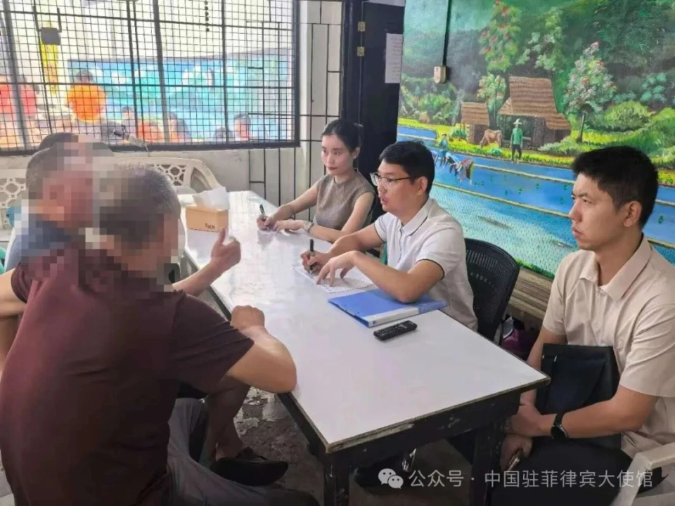 中使馆探视被菲查扣的69名中国工人:关注跨境劳务人员的权益保护