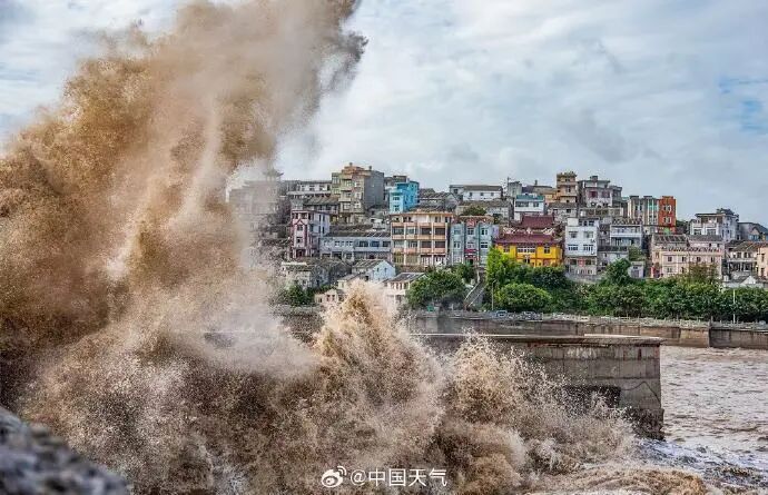 浙江海边惊现10多米巨浪:成因揭秘与影响分析