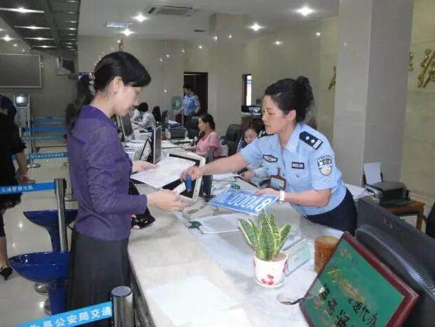 车牌数字竟是一撕就掉?车管所回应真相