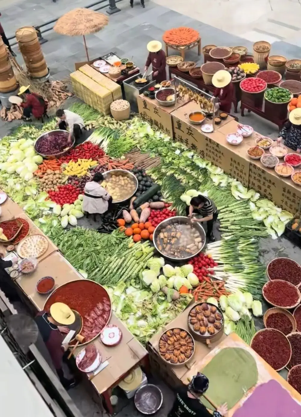 郑州火锅店露天洗菜做饭走红,引热议!