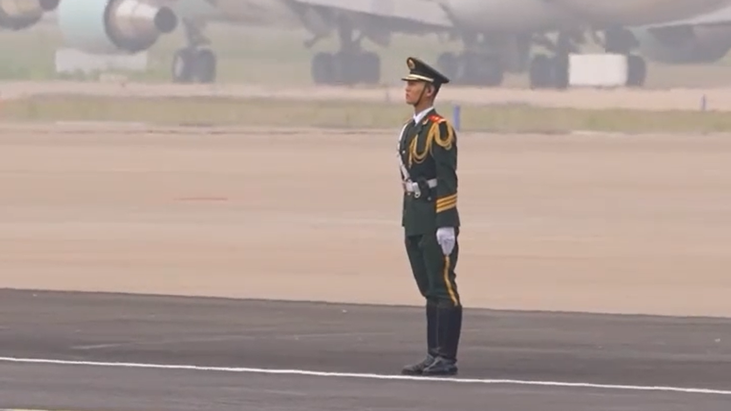 特朗普离场,中国军人英姿飒爽